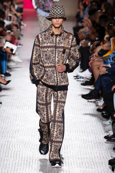 Look 50